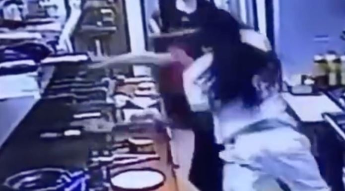 VIDEO: Sujeto golpea a cocinera pero otra mujer le quita lo 'machito'