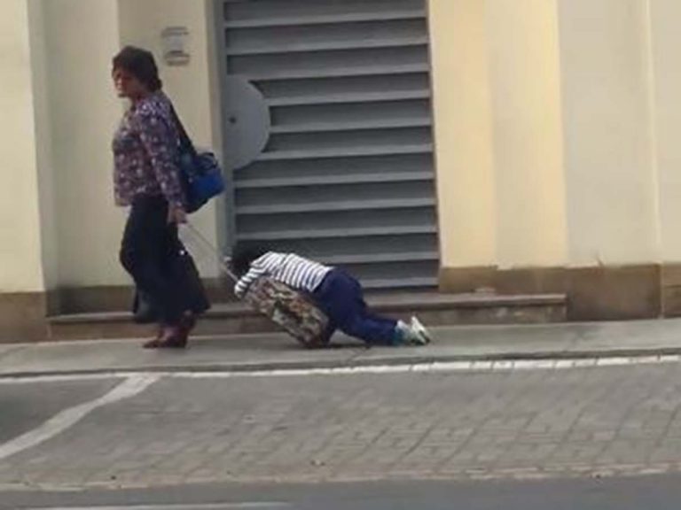 (VÍDEO) Captan a mamá arrastrando a su hijo para llevarlo a la escuela