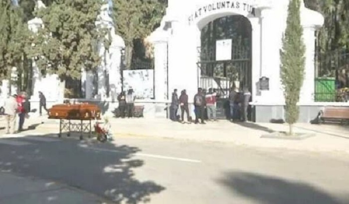 Bolivia: Por medio al Covid-19 ataúdes son regresados a casa por cierre de cementerio