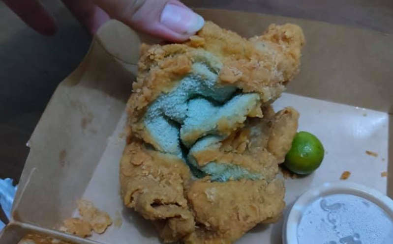 Mujer ordena pollo frito a domicilio y recibe una toalla frita