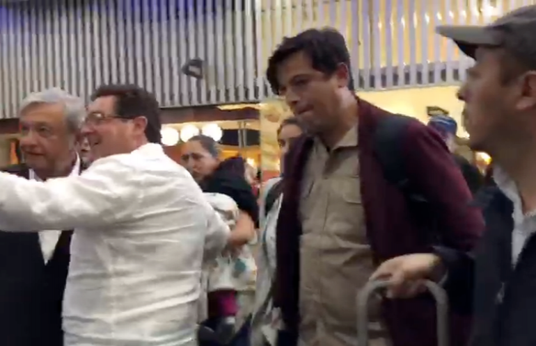 (VIDEO) Hombre le grita corrupto a AMLO en el aeropuerto