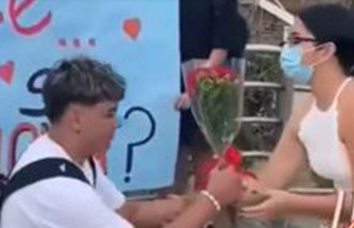 (VÍDEO) Estudiante declara su amor a guapa maestra y ella lo puso en su lugar