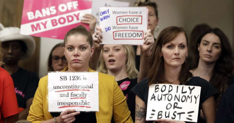 Texas podría dejar que los violadores demanden si su víctima decide abortar