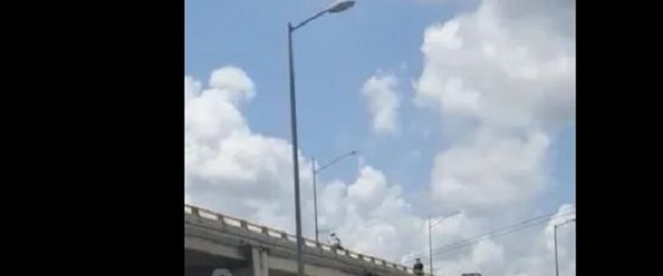 Mérida: Rescatan a joven que quería suicidarse tirándose de un puente en Periférico