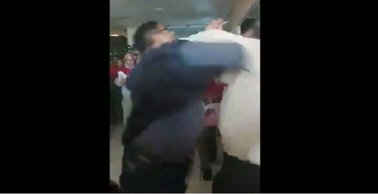 Derechohabiente golpea a empleado del IMSS en clínica de Toluca (VIDEO)