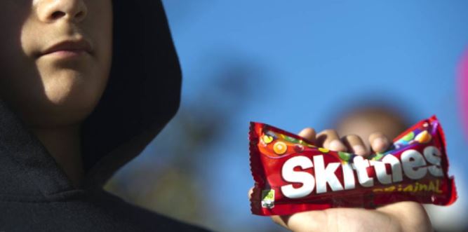 Cofepris emite alerta contra Skittles y otros dulces