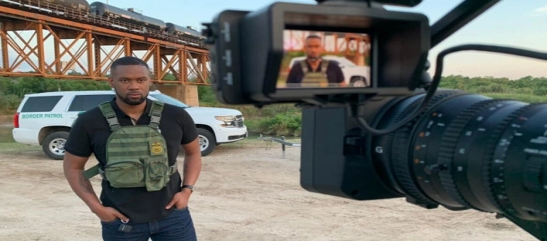 Se burlan de reportero de Fox News por uso de chaleco antibalas en frontera México-EU