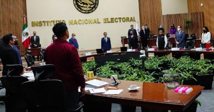 Inicia renuncia masiva en el INE, tras entrar en vigor refroma electoral de AMLO