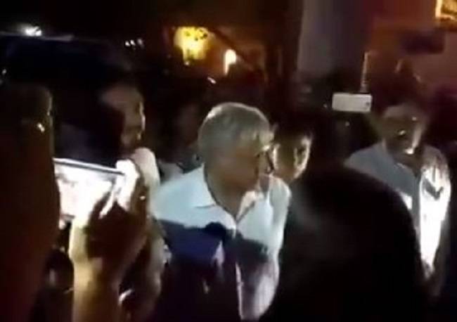 VIDEO: Déjenme descasar pide AMLO a grupo que irrumpió a hotel donde estaba