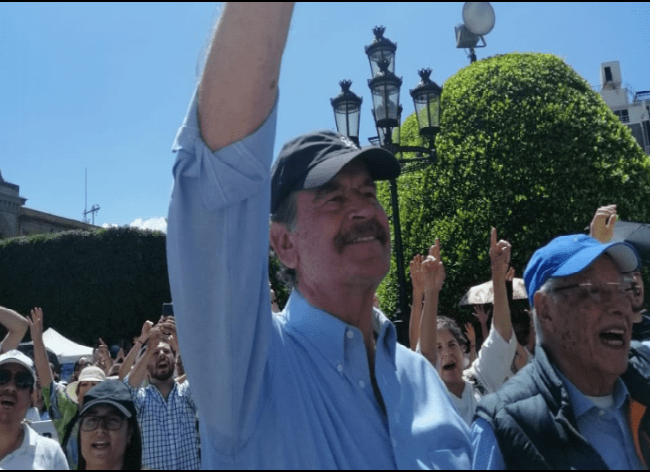 Corren a Vicente Fox durante protesta contra AMLO en Guanajuato