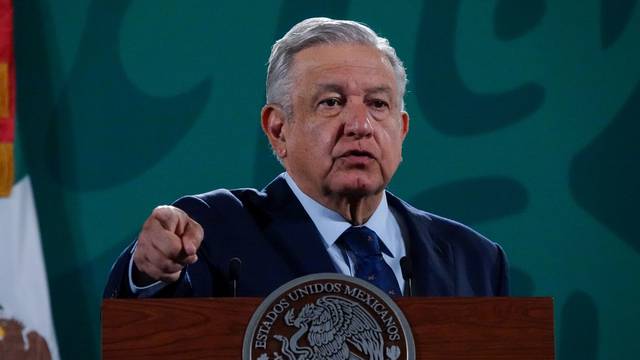 AMLO dice que es mejor caminar o ir en bicicleta que manejar un Ferrari