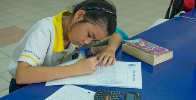 Singapur, el país con la mejor educación del mundo; niños buenos en matemáticas