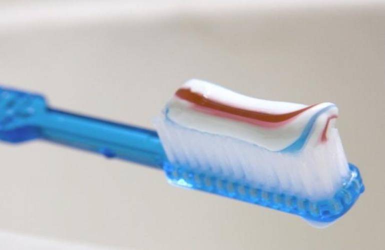 Un ingrediente de la pasta dental mató a su hija de 7 años en EE.UU.