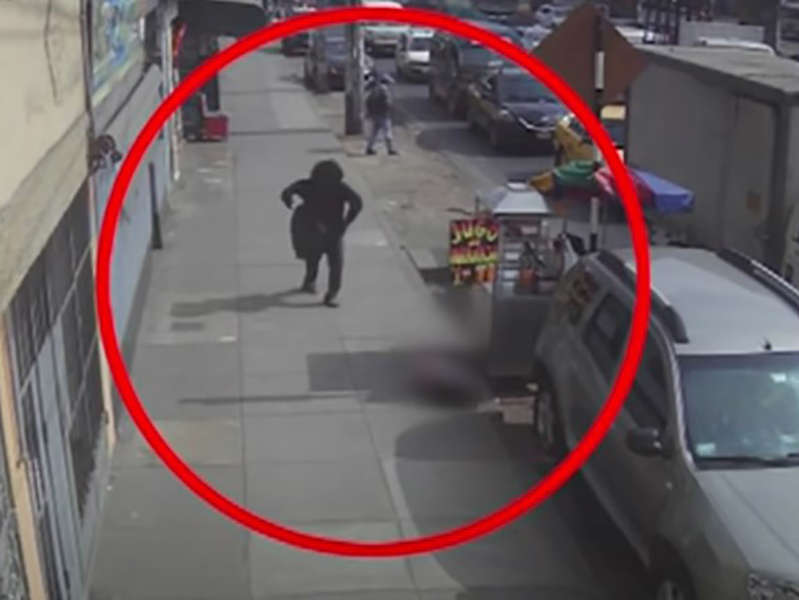 Video: Hombre lanza ladrillo a niña en calles de Perú