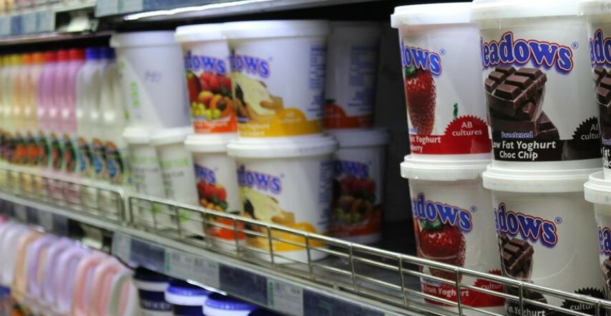 Por qué no debes guardar comida en botes de yogurt