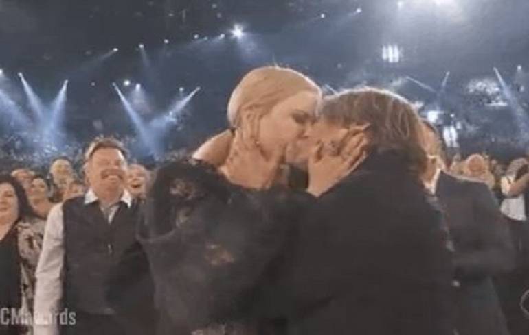 ¡Vaya beso se dieron Nicole Kidman y Keith Urban en los premios ACM!
