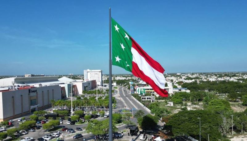 Izan la bandera de Yucatán en vez de la nacional ¿Por qué?