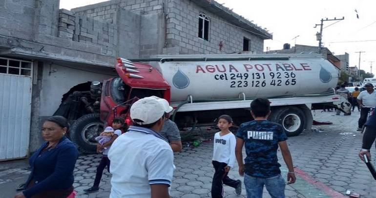 Pipa se queda sin frenos y se estrella contra casa en Acatzingo, Puebla