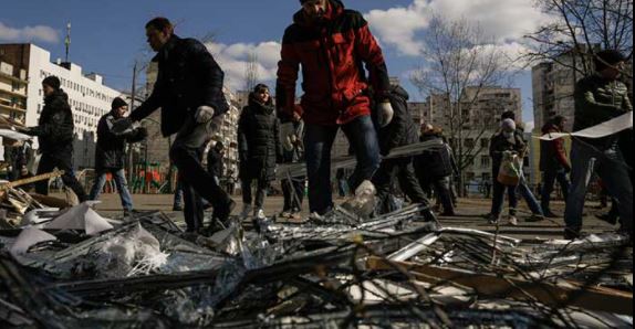 Sobrevivientes emergen de escombros del teatro bombardeado por Rusia