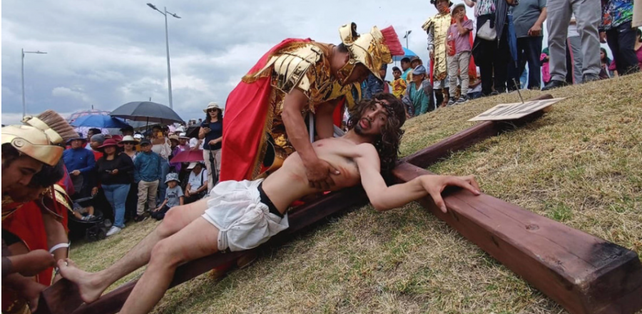 Crucifican a devoto en Via Crusis y recibe tremenda descarga eléctrica