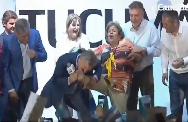 Macri le besa el pie a una señora de 72 años y dice: "Encontré mi cenicienta"