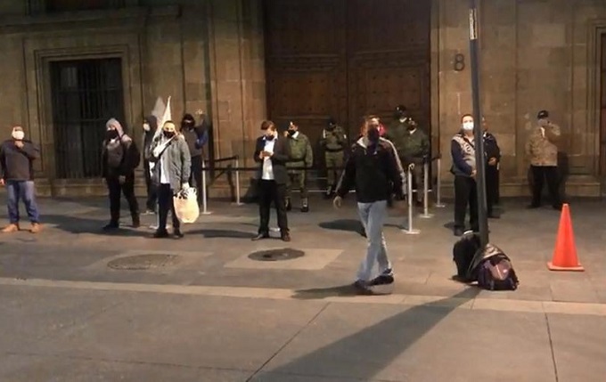 Meseros que se quedaron sin empleo  por  Covid protestan  en Palacio Nacional