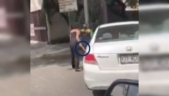 #LadyChancla lanza patada y amenaza con sandalia a policía en CDMX