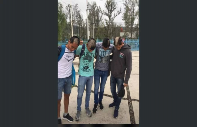 Estudiantes normalistas cortan cabello de alumnos de nuevo ingreso en Michoacán