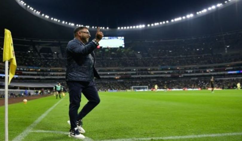 (VÍDEO) Mohamed se engancha con afición del América tras expulsión y les hace estas señas