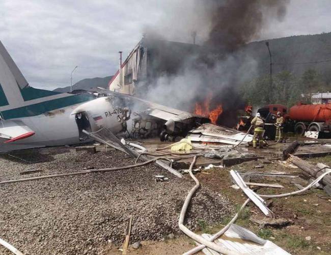 MOSCÚ: Avión aterriza de emergencia; reportan dos muertos y 22 heridos