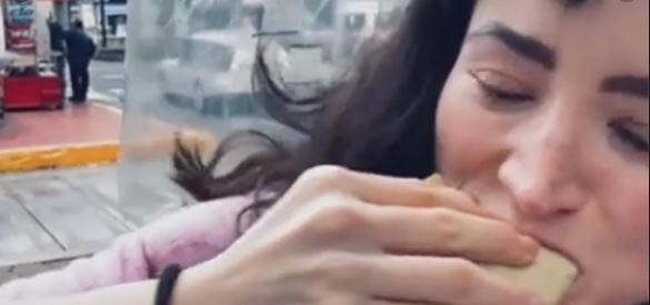 'Lady 3 pesos' se graba comiendo tacos de chicharrón en la calle