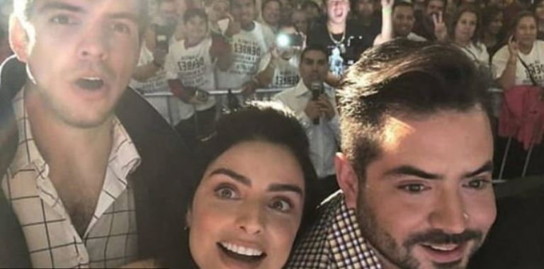 Polémica foto de Aislinn Derbez, sin ropa, bañándose con sus hermanos