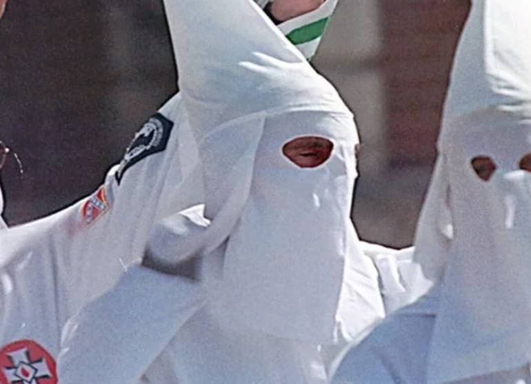 Condenan a esposa de miembro del Ku Klux Klan tras asesinarlo en EE.UU.