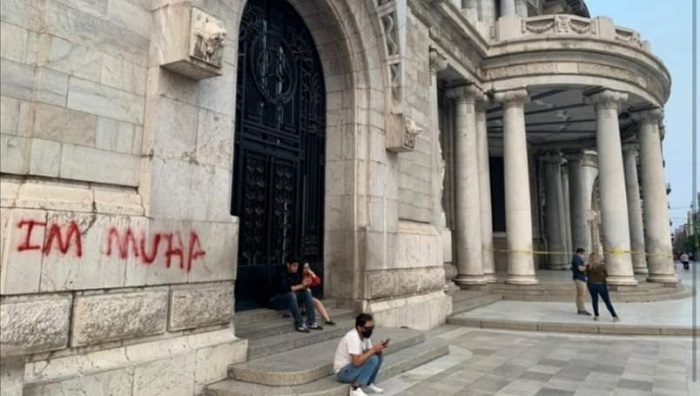 Arrestan a turista extranjero que grafiteó el Palacio de Bellas Artes