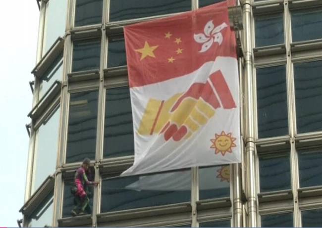 ‘Spiderman’ francés despliega bandera por la paz en rascacielos de Hong Kong