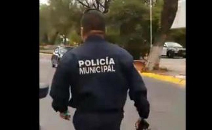 (VIDEO) Policías se pelean entre sí frente a un infraccionado