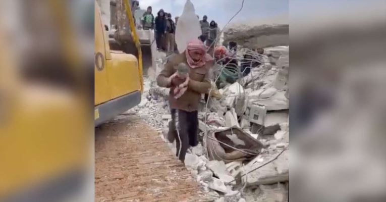 (VÍDEO) Nace una bebé entre escombros tras terremoto en Siria