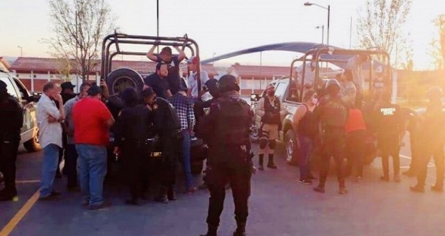 Nuevo León: Detienen a 46 personas que estaban en pelea clandestina de gallos